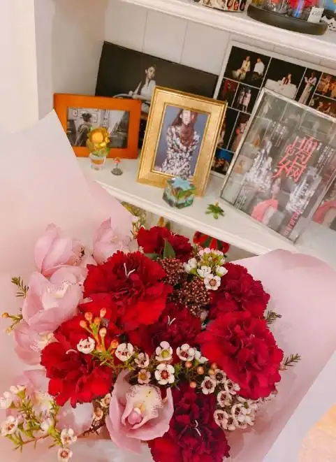 陈乔恩晒男友视角美照,手捧鲜花一脸幸福,自侃表情做作但很美
