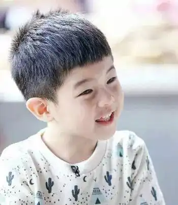 10款小男生个性帅气的梳发发型
