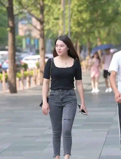 清秀可人的瑜伽裤美女,职业女性那种独有的成熟稳重,尽显霸气
