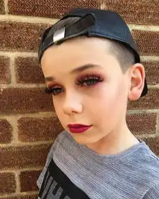 快来围观英国10岁男孩因高超美妆术走红网络
