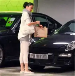 败光2位亿万富豪家产,开豪车交往5名男友,如今56岁无人娶
