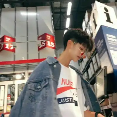 就算鞋很脏,也要笑得像国王
