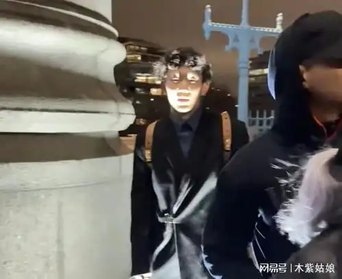 女生给男友拍氛围感照片,光线打脸上显得诡异,成片出来笑不活了
