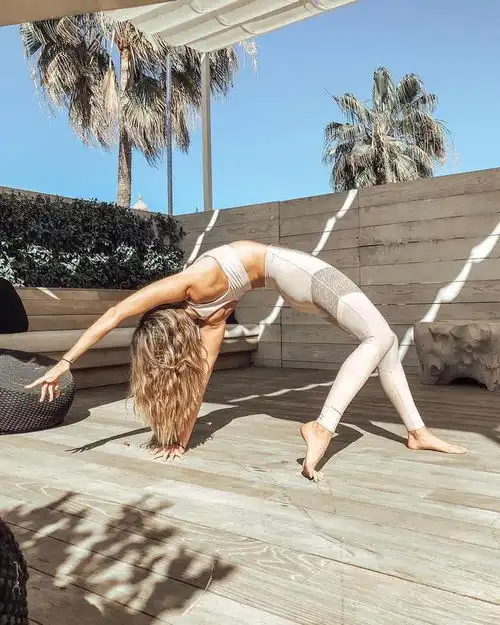 宋茜白衬衫配包臀裙够性感了,还玩领带杀,这身材美哭多少人
