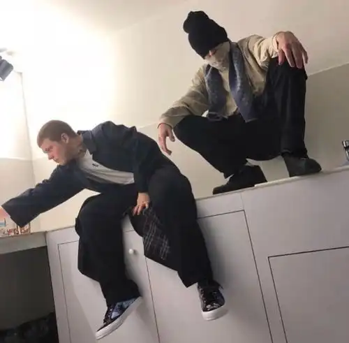 网易云热评三年前,我偶然看到我女朋友手机有一个男生和她说话,很
