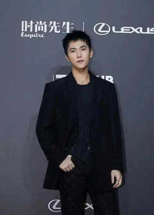 今晚走红毯的男星杨洋新发型惊艳,蔡徐坤眼神动人,你pick谁
