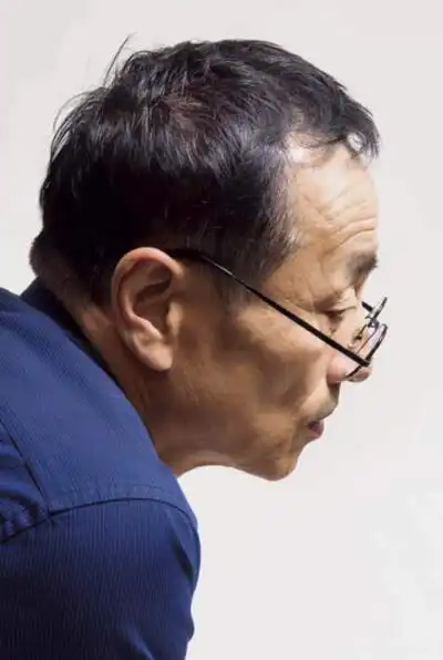 艺考生必看素描头像绘画步骤侧面戴眼镜中男老年
