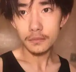 留胡子堪比整容的男星,易烊千玺成熟帅气,最后一位变化大
