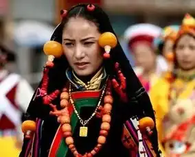 惊呆藏族妇女不戴蜜蜡,丈夫会短寿
