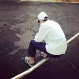 求一个女孩举着一只剪刀手的背影的情侣男生头像
