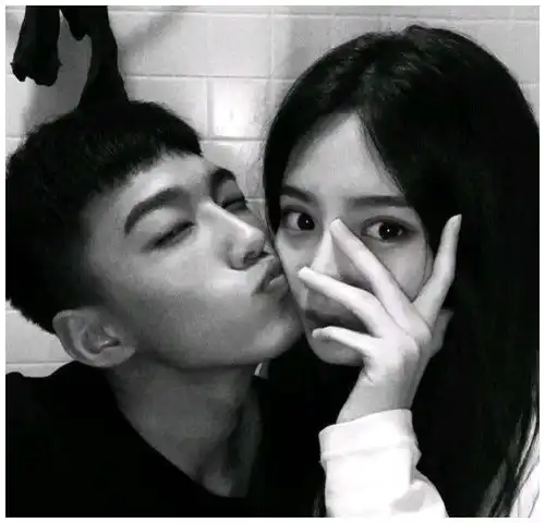 浪漫恩爱情侣头像,张张萌skr人,情敌气的直跺脚
