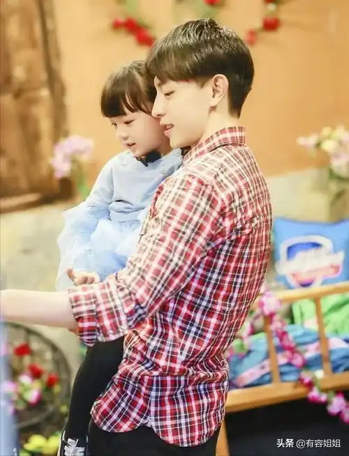 男明星温柔抱娃,是不是你梦想中老公的样子
