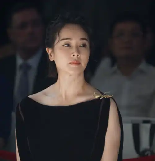 42岁左小青近照,大20岁老公是一位超级富豪,女儿比她还漂亮
