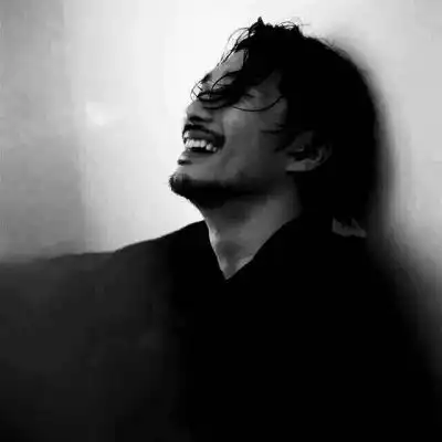 灰色黑白色的男生伤心伤感头像大全
