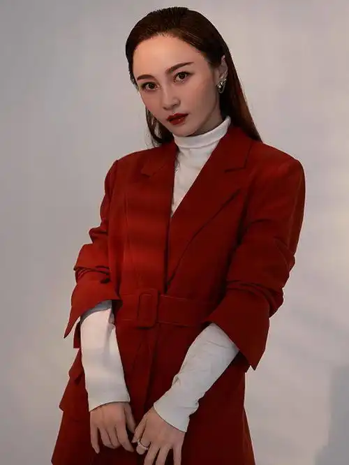 姚笛结婚后气质大变样烈焰红唇妆容超霸气,美得不敢认
