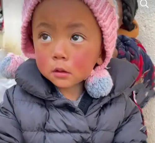爸爸去世妈妈出走,2岁男童和奶奶相依为命,想妈妈时就抱抱姑姑
