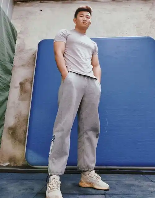 男性穿紧身衣怎么评价能穿紧身衣的男性,首先能满足这4个条件
