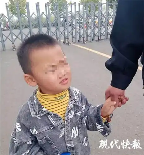 水库边有个4岁男孩,独自一人还拿着手机
