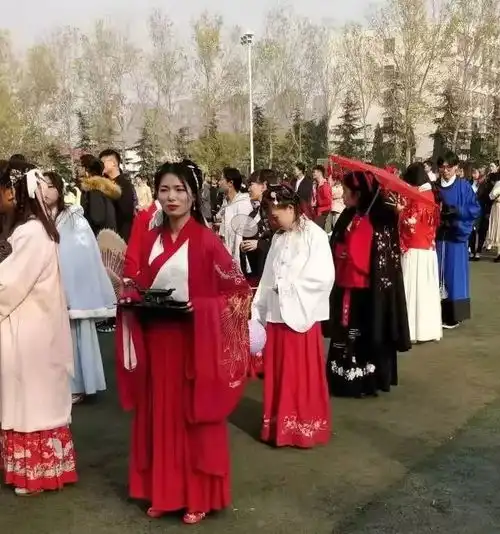 把汉服当成潮牌穿出街这届年轻人也太优秀了吧
