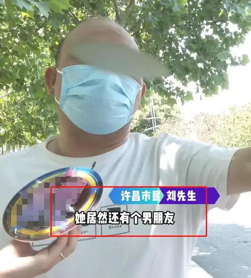 女子离婚带3娃同时谈2男友,三人大街当面对峙,称孩子喜欢叫爹
