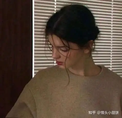 气质女生头像还是算了吧,开在秋天后视镜里的花
