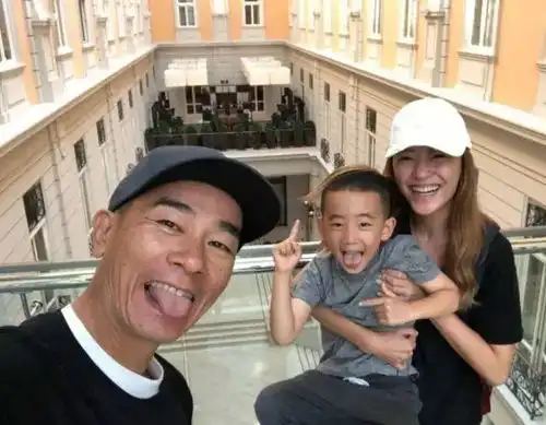 当年为了生活,三千元卖了弟弟,现身家上亿可再也找不回亲弟弟
