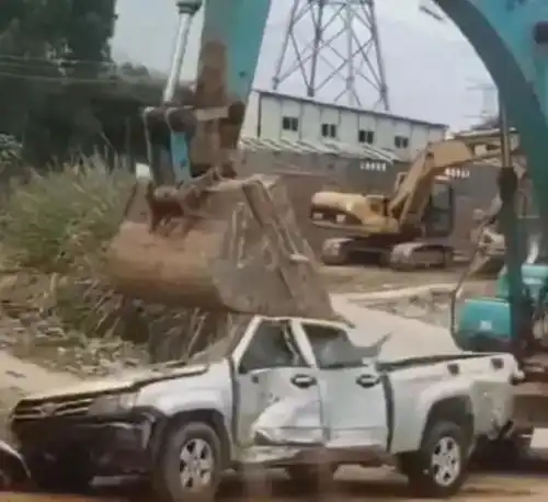 大拖也阳江一泥头车侧翻,旁边男子死里逃生.....
