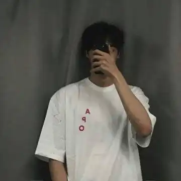 干净白色t恤男生头像
