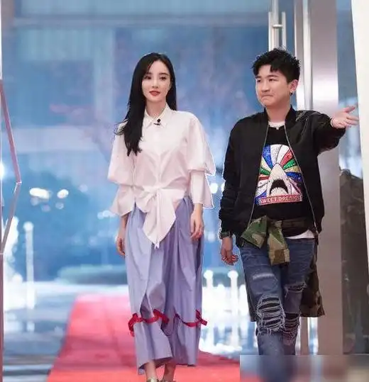 李小璐气质太少女,穿白衬衫搭蓝色半身清纯减龄,简约又大气
