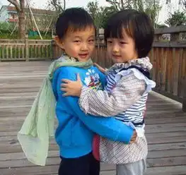 儿子车祸去世一年,妻子带女儿逛超市,女儿追着男孩跑,大喊哥哥
