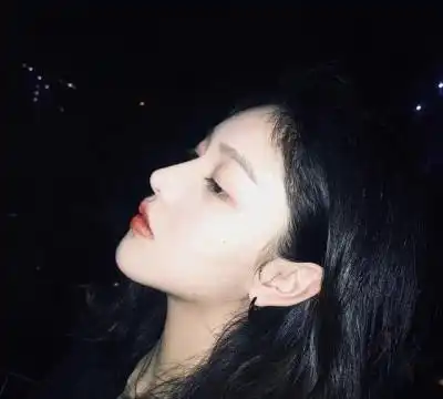 网易云热评其实我也是一名演员,我在一位女生面前已经演了6年
