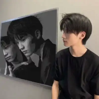 2023文艺高冷男生头像
