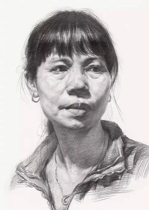 素描头像女中年
