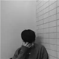 黑白伤感男生头像眼泪模糊了画面
