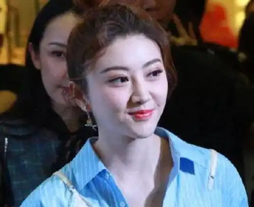 她出道即一线女星,现却开始网红直播和代言微商,网友脱粉
