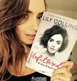 lilycollins巴黎拍新剧,我发现这个白雪公主有腹肌
