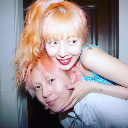 泫雅晒与男友金晓钟合照拥抱亲吻甜蜜十足
