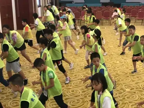 孩子们都来这里过暑假了真人野战cs水上冲关野炊,嗨翻天
