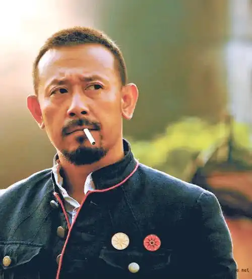 岁月是把美容刀年轻时丑的不行的男星,老了变身美大叔
