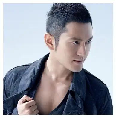 43岁宠妻狂魔黄晓明,穿搭颇为帅气,简直是型男穿搭范本
