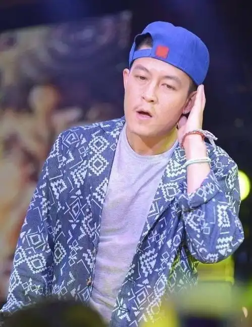 别再说陈冠希像赵本山了,看完这些照片,网友还是我男神
