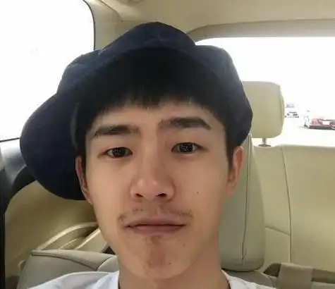 当小鲜肉有了胡子后,易烊千玺满脸沧桑太显老,最后一个帅炸天
