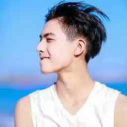 求三人一样的男生qq头像
