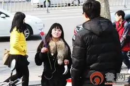 山东元宵节撞上情人节艺考生手拿玫瑰来报名

