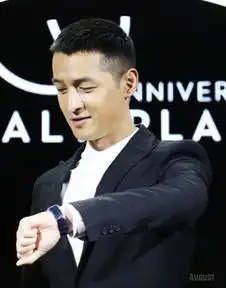 胡歌寸头亮相活动男人味十足
