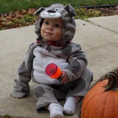 还记的那个假笑男孩吗看到他小时候的样子,网友经历了什么
