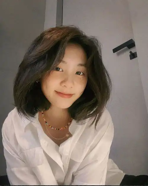关晓彤穿2万元白衬衫看秀穿男友风秀美腿,却没李嫣放得开

