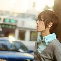 青春活力男生qq头像骄傲的你居然为了爱情也留下了泪水
