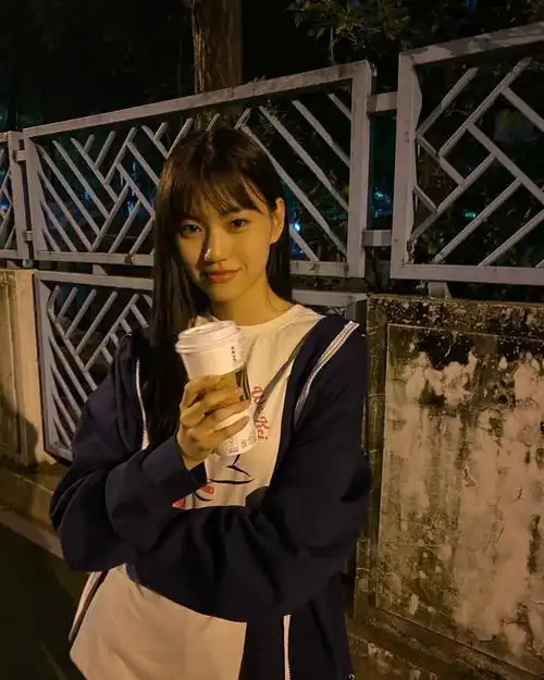 韩剧漫撕男女林宝拉与小4岁金度延合照,展现防腐剂般美貌
