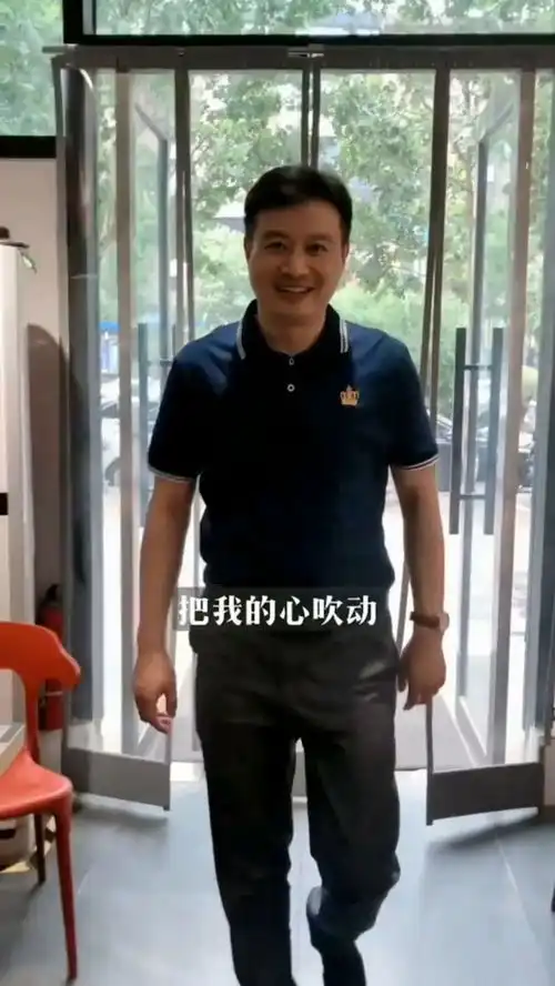夕阳下奔跑的少年,一晃变成了大叔,时光夺走沧桑岁月

